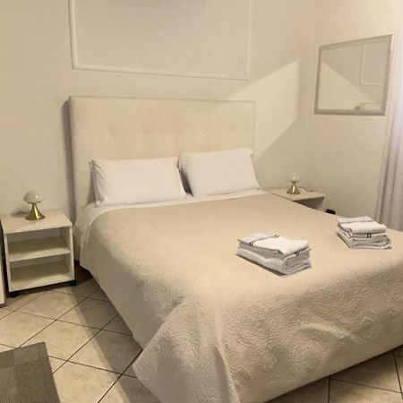 Апартаменты Monolocale In Piazza Isolo Верона Экстерьер фото